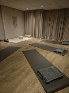 Essenza Boutique Studio contact